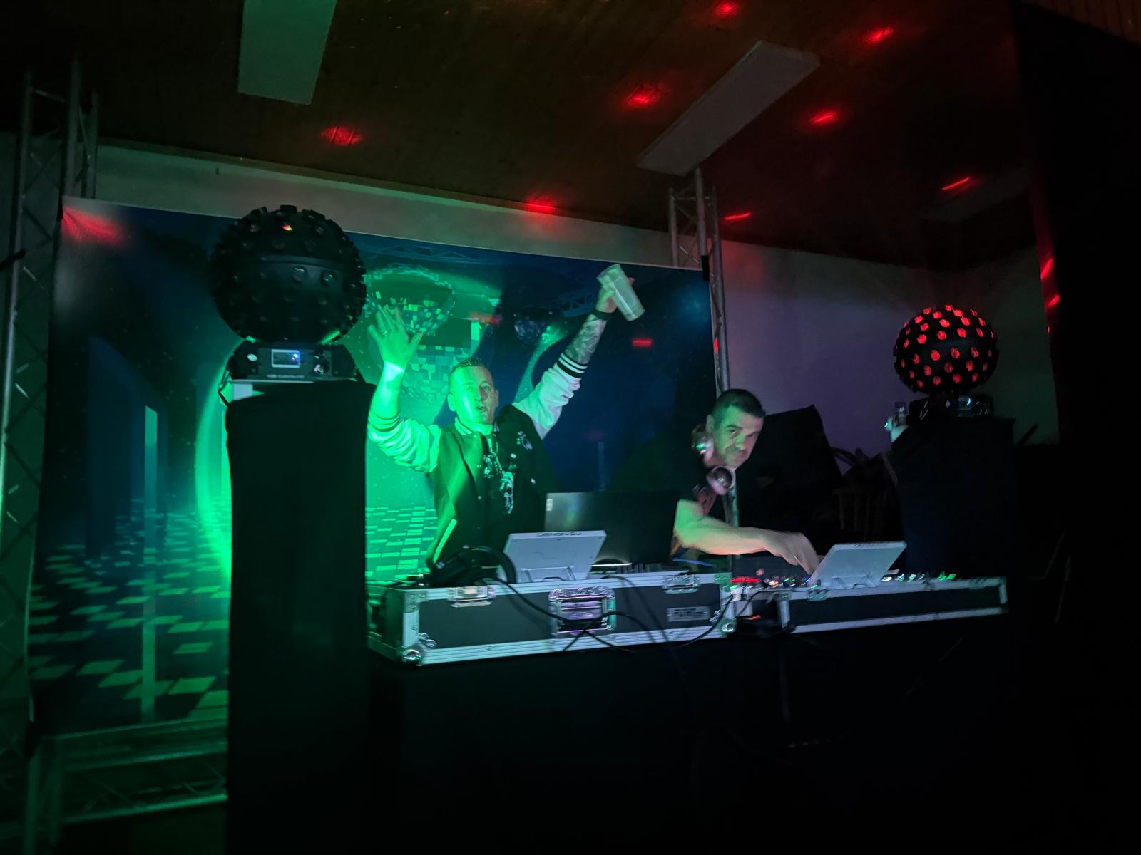 DJ S4SCH live am Pult unter grünem Licht